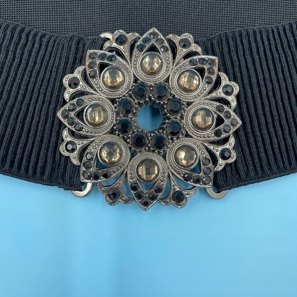 Beautiful Metal Gem Stone Engraved Buckle Elastic Belt - Picture 2 of 3